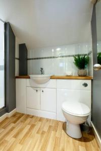a bathroom with a toilet and a sink at The Nest - cosy and quiet 1 bed central in Buckinghamshire