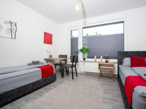 デュースブルクにあるSR24 - Stilvolle Wohnung 2 mit Terrasse in Duisburgのベッドルーム1室(ベッド2台、テーブル、窓付)