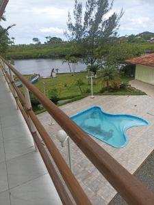 einen Whirlpool auf einer Terrasse mit Flussblick in der Unterkunft Pousada rio acarai in São Francisco do Sul