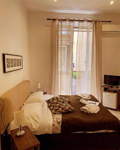 una camera da letto con un grande letto e una finestra di Bed & Breakfast Plebiscito Home a Napoli