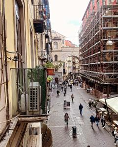 Un gruppo di persone che camminano per una strada cittadina di Bed & Breakfast Plebiscito Home a Napoli