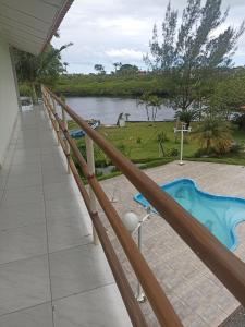 einen Balkon mit Flussblick und einer Wasserrutsche in der Unterkunft Pousada rio acarai in São Francisco do Sul