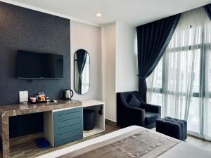 1 dormitorio con 1 cama, escritorio y TV en LION HOTEL en Can Tho