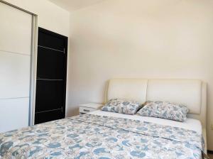 布德瓦的住宿－Apartment Adrialux，一间卧室配有蓝色和白色床单