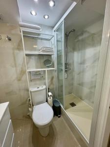 La salle de bains est pourvue d'une douche et de toilettes. dans l'établissement BADAROSA 2 House10min to BARCELONCity&NearTo BEACH, à Badalona