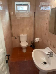 a bathroom with a toilet and a sink at Casa Vista Panorámicas in Mojácar