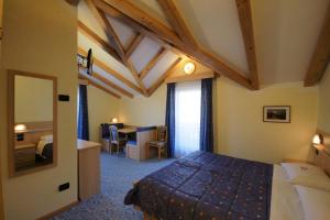 Postel nebo postele na pokoji v ubytování Berg Hotel Latemar Spitze