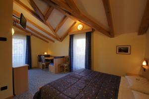 Postel nebo postele na pokoji v ubytování Berg Hotel Latemar Spitze