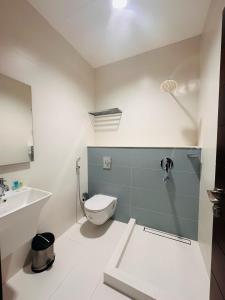 尼茲瓦的住宿－السمو ALSMOU للشقق الفندقية，一间带卫生间和水槽的浴室