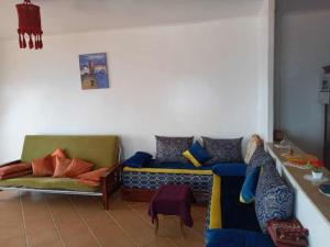 ein Wohnzimmer mit einem Sofa und einem Tisch in der Unterkunft Villa The View in Tétouan