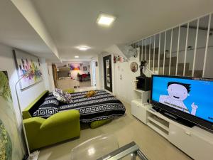 TV a/nebo společenská místnost v ubytování BADAROSA 2 House10min to BARCELONCity&NearTo BEACH