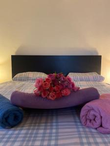 um ramo de flores em cima de uma cama em Flat in the house & dog friendly em Praga