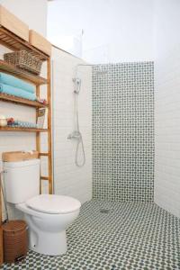 uma casa de banho com um WC e uma cabina de duche. em Bálsamo em Arucas