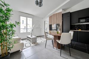 a kitchen and dining room with a table and chairs at Le Nid - Proche Paris & Disney - Parking - WIFI in Villiers-sur-Marne
