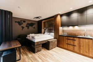ein Badezimmer mit einer großen Badewanne und einem Waschbecken in der Unterkunft Apartament 4a Park City in Ostrowo