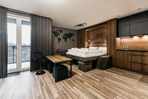 a room with a bed and a desk in it at Apartament 4a Park City in Ostrów Wielkopolski
