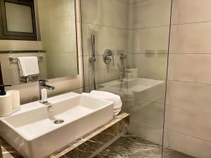 Koupelna v ubytování شقة فندقية الشيخ زايد - Zayed Suites C + 19 fotografií