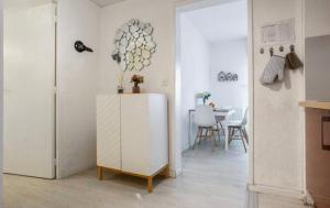 een woonkamer met een witte kast en een tafel bij Appartement lumineux à Biarritz in Biarritz