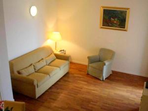 salon z kanapą i krzesłem w obiekcie Brand new and elegant residence on Lake Maggiore w mieście Meina