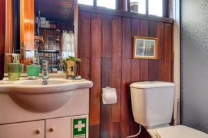 y baño con aseo y lavamanos. en Chalet do Relogio d'Agua, a Home in Madeira, en Ponta do Sol