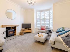 sala de estar con 2 sofás y TV en 5 Bed in Matlock Bath 85188, en Matlock Bank