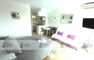 Cama o camas de una habitación en 427 Estudio en Júpiter Apartamentos - Vista a la piscina, el mar y las montaña