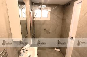 un baño con ducha y lavabo en 427 Estudio en Júpiter Apartamentos - Vista a la piscina, el mar y las montaña, en Benalmádena 13 fotos más