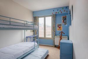1 Schlafzimmer mit 2 Etagenbetten und einem Fenster in der Unterkunft Paris Beaugrenelle Residence in Paris