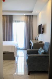 Habitación de hotel con cama y sofá en Akdeniz Yaşam Otel, en Silifke