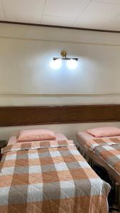 una camera con due letti e una luce sul muro di MA Villa 993, A Famosa Resort a Kampong Alor Gajah