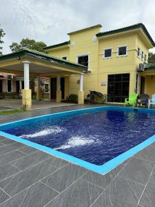 une piscine bleue en face d'une maison dans l'établissement MA Villa 993, A Famosa Resort, à Kampong Alor Gajah