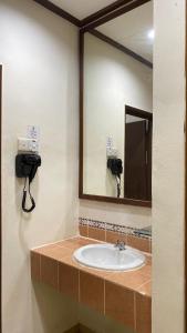 bagno con lavandino e specchio di MA Villa 993, A Famosa Resort a Kampong Alor Gajah