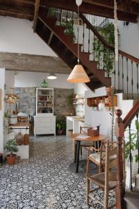 uma sala de estar com uma mesa e uma escada em Bálsamo em Arucas