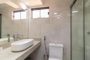 a bathroom with a toilet and a sink and a shower at Residencial Oliveiras - Apartamento 3 in Brasilia