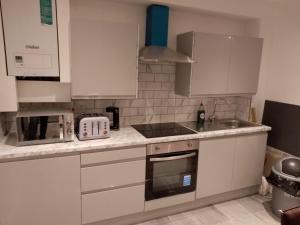 Kitchen o kitchenette sa Luxury and serviced 3 bed house - Hampstead Garden