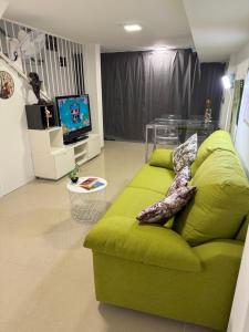TV a/nebo společenská místnost v ubytování BADAROSA 2 House10min to BARCELONCity&NearTo BEACH