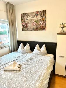 1 dormitorio con 1 cama con 2 almohadas en BUDGET City Appartement Küche,Bad, Parken im Zentrum von Ravensburg en Ravensburg