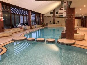 a large swimming pool in a large building at 3 bed in Backbarrow 85686 in Backbarrow