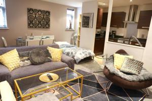 Apartment In Birmingham New Street في برمنغهام: غرفة معيشة مع أريكة ومطبخ