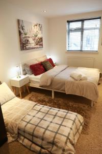 a bedroom with two beds and a window at Apartment In Birmingham New Street in Birmingham