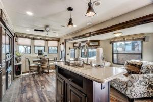 cocina y sala de estar de una cabaña en Red Rock Puma - Glamping BBQ Fire Pit, en Colorado Springs
