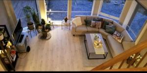 - un salon avec un canapé dans l'établissement Panorama Fjordhytte, à Forland
