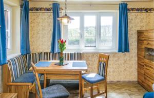 jadalnia ze stołem i krzesłami oraz oknem w obiekcie Ferienhaus Deutsch Schuetzen w mieście Eisenberg an der Pinka
