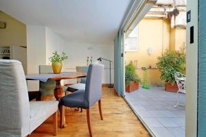 comedor con mesa y sillas en Amleto Apartments, en Roma