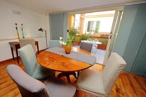 comedor con mesa de madera y sillas en Amleto Apartments, en Roma