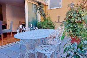una mesa azul y sillas en un patio en Amleto Apartments, en Roma