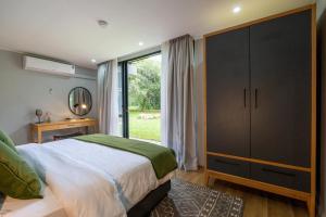 1 dormitorio con 1 cama grande y armario grande en Mantis Akagera Game Lodge, en Akagera