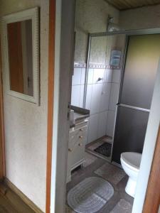 a small bathroom with a toilet and a sink at Casa Serrana in Barracão
