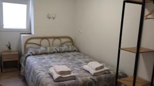 1 dormitorio con 1 cama con toallas en Alojamiento "Destino Cazorla", en Cazorla