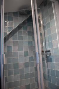 baño con ducha de cristal con estante en Carnac: Maison chaleureuse, calme proche plages en Carnac